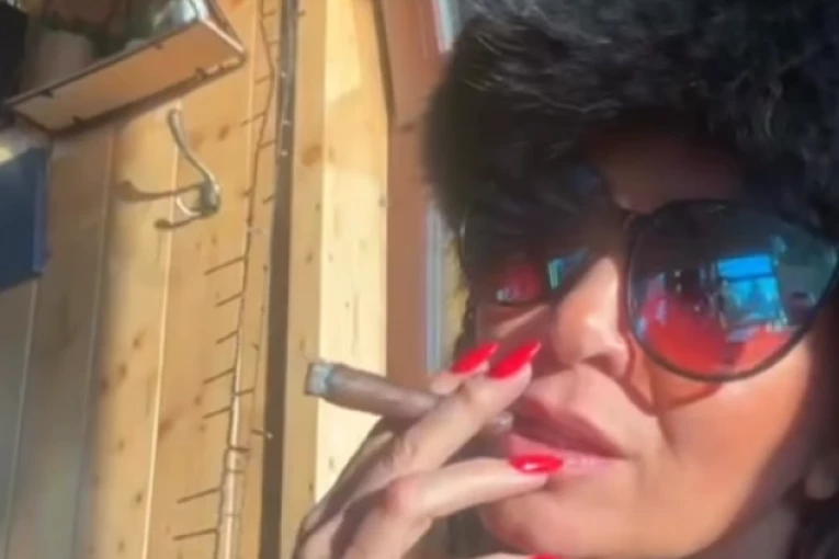 ŠOK-BOMBA KARLEUŠE DIREKTNO SA KOPAONIKA! Pevačica puši tompus, a pored sebe ima moćnog muškarca!