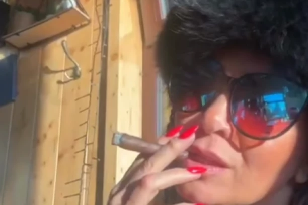 ŠOK-BOMBA KARLEUŠE DIREKTNO SA KOPAONIKA! Pevačica puši tompus, a pored sebe ima moćnog muškarca!