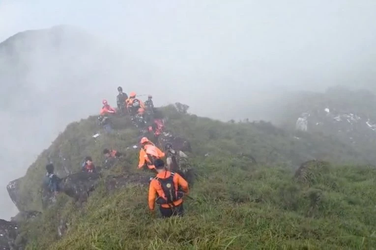 NAJGORE VESTI! Na Velebitu pronađena olupina aviona, a u njoj DVA TELA!