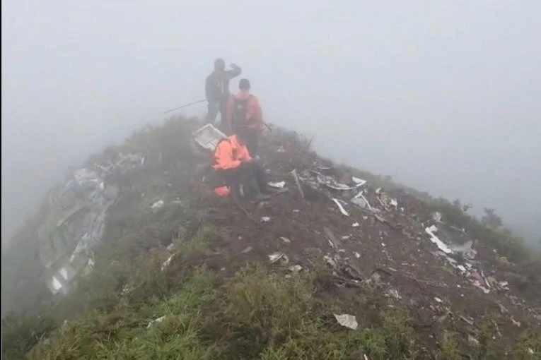 PRONAĐENO TELO JEDNE ŽRTVE PADA AVIONA U INDONEZIJI! Leš se survao u jarugu 200 metara od mesta nesreće!