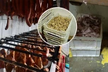 PRODAVAO MESO BEZ DOKUMENTACIJE! Policija uhapsila vlasnika i zaplenila preko OSAM TONA mesnatih proizvoda! (FOTO)