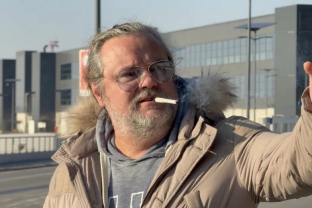 SRAMNO PONAŠANJE ŽELJKA ŠAŠIĆA: Brutalno NAPAO novinare, vređao i PRETIO na aerodromu - OSAKAĆEN ZA VASPITANJE! (VIDEO)