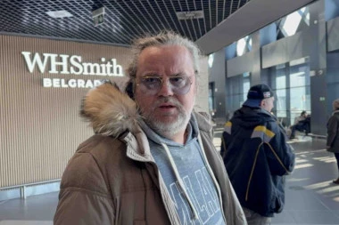 SRAMNO PONAŠANJE ŽELJKA ŠAŠIĆA: Brutalno NAPAO novinare, vređao i PRETIO na aerodromu - OSAKAĆEN ZA VASPITANJE! (VIDEO)