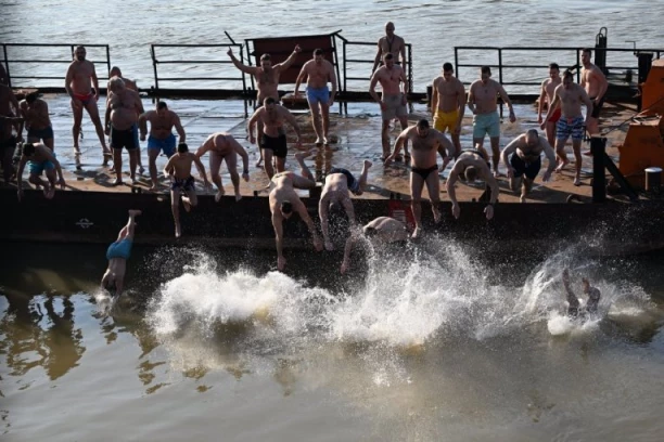 PLIVAČI SE POTUKLI ZA ČASNI KRST: Snimak ponovo usijao mreže, ovo se nikada neće zaboraviti (VIDEO)