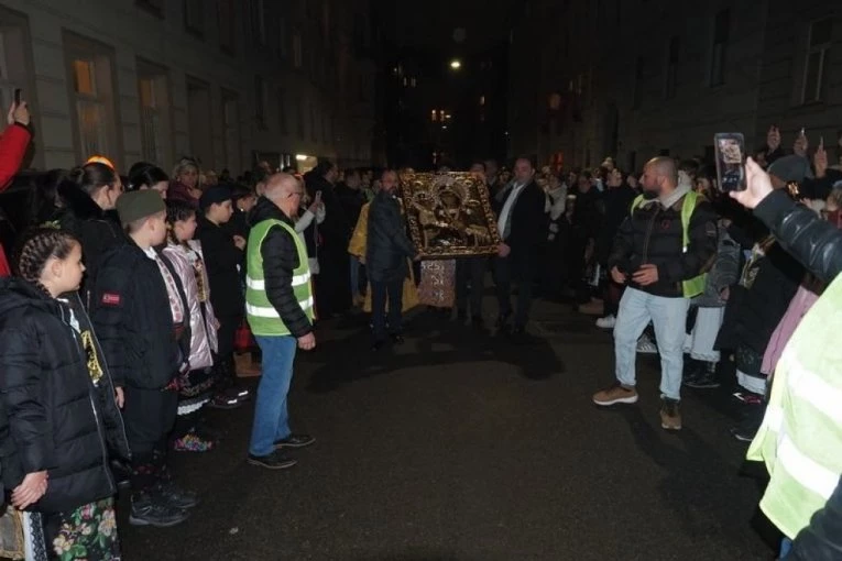 BEČ ZANEMEO PRED SRPSKOM SVETINJOM: Svečani doček čudotvorne ikone sa Hilandara u austrijskoj prestonici (FOTO)