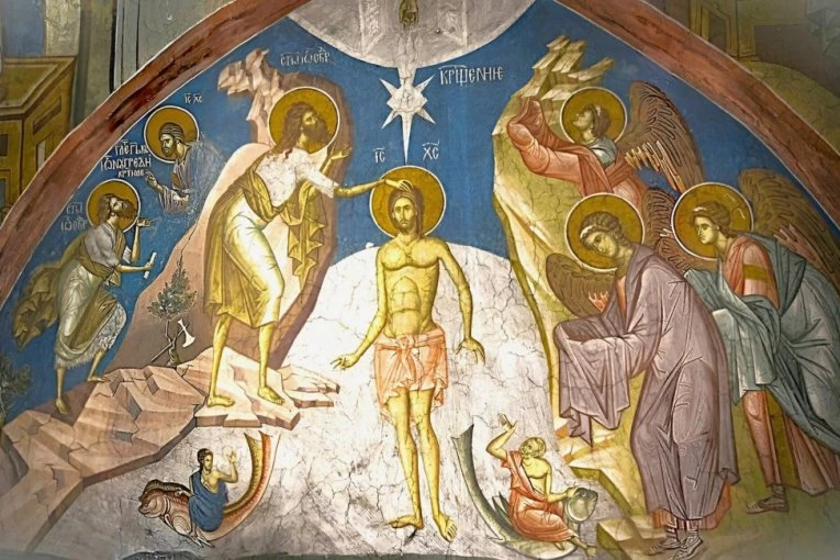 SUTRA JE CRVENO SLOVO I JEDAN OD NAJVEĆIH PRAZNIKA: Slavimo Bogojavljenje - sećanje na dan kada se nebo otvorilo nad rekom i svakim domom