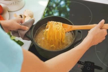 Ako prosipate VODU OD KUVANJA TESTENINE - odmah prestanite: Kuvari je zovu tečnim zlatom, evo i zašto!