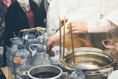 U ČEMU JE RAZLIKA IZMEĐU KRSTOVDANSKE I BOGOJAVLJENSKE VODICE I KAKO SE ONE KORISTE: Oci Crkve razrešili sve dileme