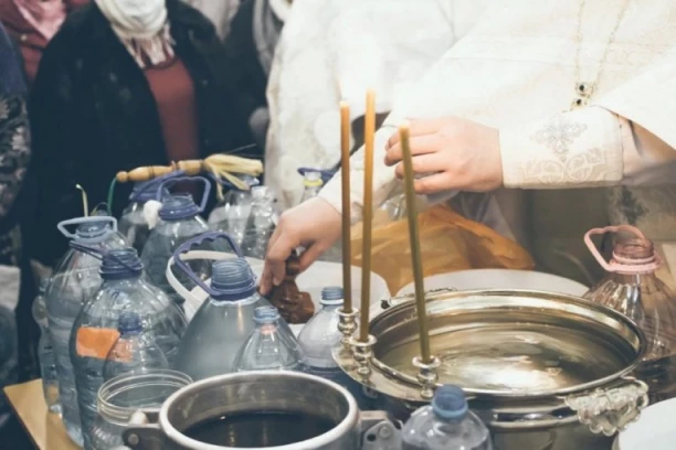 U ČEMU JE RAZLIKA IZMEĐU KRSTOVDANSKE I BOGOJAVLJENSKE VODICE I KAKO SE ONE KORISTE: Oci Crkve razrešili sve dileme