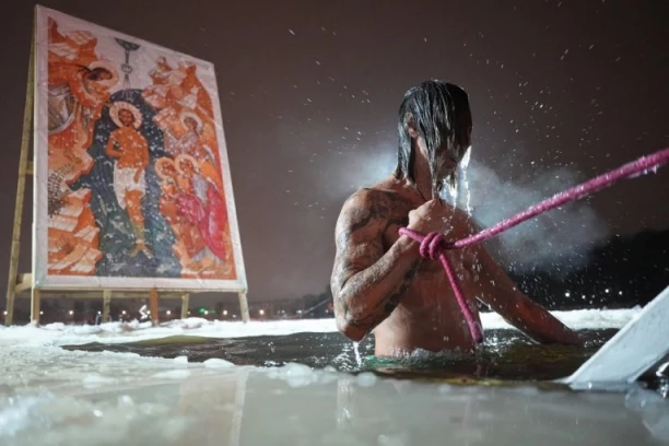 BOGOJAVLJENJE OD SIBIRA DO BEOGRADA: Evo gde se sve danas pliva u zaleđenim rekama i šta ovaj običaj predstavlja (FOTO)