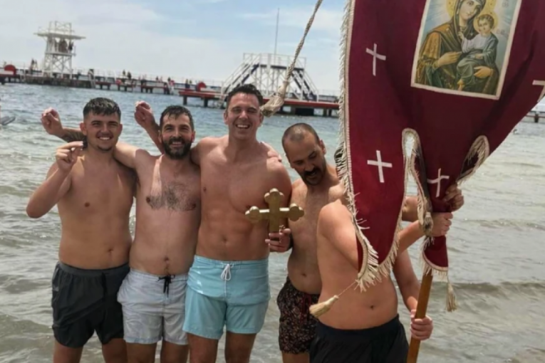 Stefan Popović plivao za časni krst