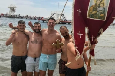 VODITELJ RTS PLIVAO ZA ČASNI KRST U AUSTRALIJI: Uskočio u LEDENI OKEAN, a slika sa KRSTOM srušila sve mreže!