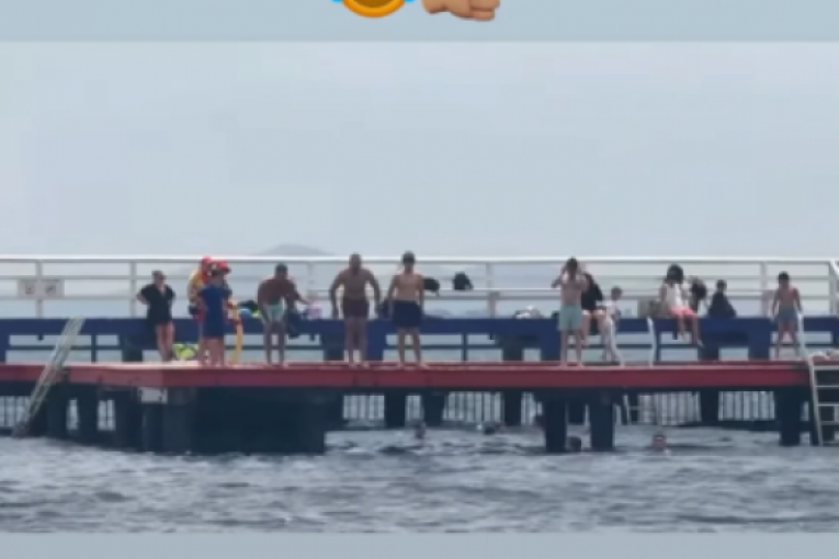 Stefan Popović plivao za časni krst