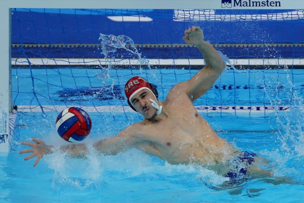 DANAS JE HEROJ SRBIJE, A IMAO JE TEŠKO ODRASTANJE: Ovo je najtužniji momenat u životu Milana Glušca! (FOTO)