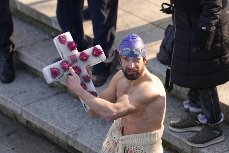 SRPSKI PARATRIATLONAC PRVI DOPLIVAO DO ČASNOG KRSTA! Najlepše slike iz Čačka za Bogojavljenje: Jedan od plivača zaprosio devojku nakon izlaska iz ledene vode! (FOTO)