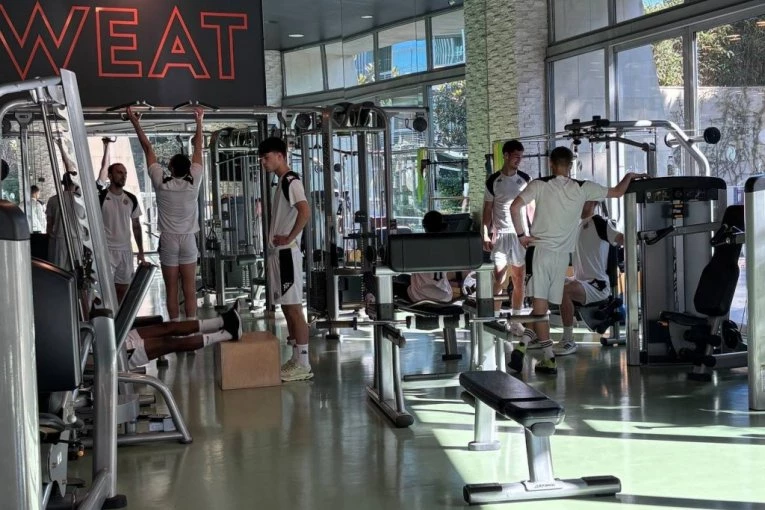HILJADE I HILJADE SKLEKOVA I TRBUŠNJAKA: Sportissimo u teretani sa fudbalerima Partizana (VIDEO, FOTO-GALERIJA)