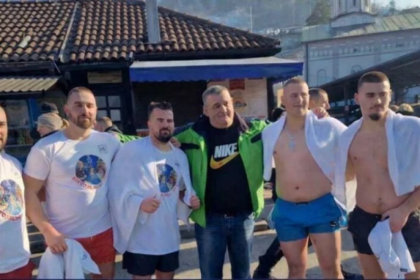 ČETIRI RIĐENA BRATA SA OCEM PLIVAJU ZA ČASNI KRST! Slika iz Prijepolja oduševila celu Srbiju: Zajedno se bore za Bogojavljenski krst u ledenom Limu! (FOTO)
