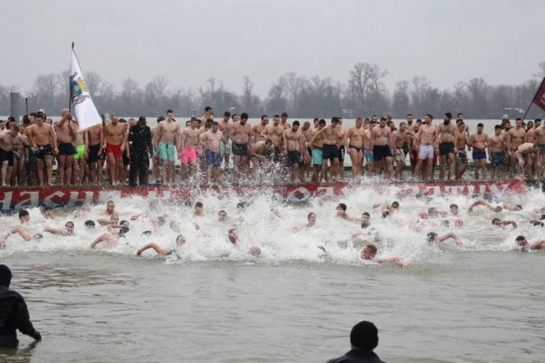 STUDENTKINJA MAŠA PRVA DOPLIVALA DO ČASNOG KRSTA U ZEMUNU (VIDEO)