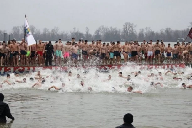 STUDENTKINJA MAŠA PRVA DOPLIVALA DO ČASNOG KRSTA U ZEMUNU (VIDEO)