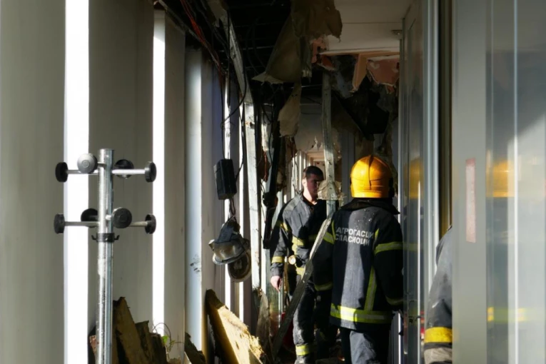 PRVE SLIKE POSLE POŽARA U SPECIJALNOM SUDU: Ministar pravde obišao prostorije i naložio hitan tehnički pregled zgrade u Ustaničkoj! (FOTO)