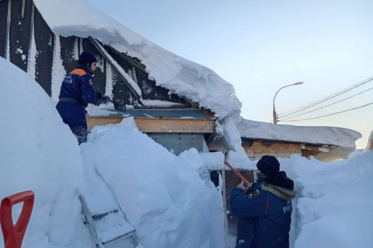LJUDI SE KLISKOM SPUŠTAJU SA PROZORA, ULAZI ZATRPANI SNEGOM, ULICE PRETVORENE U LAVIRINTE... Sneg zatrpao Kamčatku do petog sprata! NESTVARNI PRIZORI U RUSIJI! (FOTO, VIDEO)