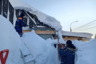 LJUDI SE KLISKOM SPUŠTAJU SA PROZORA, ULAZI ZATRPANI, ULICE PRETVORENE U LAVIRINTE... Sneg zatrpao Kamčatku do petog sprata! NESTVARNI PRIZORI U RUSIJI! (FOTO, VIDEO)