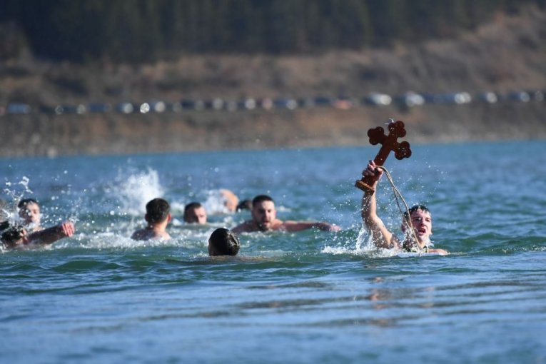 ZA ČASNI KRST SE PLIVALO I NA GAZIVODAMA! Najbrži među 300 plivača bio srednjoškolac Mateja Kasalović! (FOTO, VIDEO)