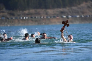 ZA ČASNI KRST SE PLIVALO I NA GAZIVODAMA! Najbrži među 300 plivača bio srednjoškolac Mateja Kasalović! (FOTO, VIDEO)