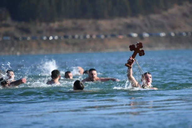ZA ČASNI KRST SE PLIVALO I NA GAZIVODAMA! Najbrži među 300 privača bio srednjoškolac Mateja Kasalović! (FOTO, VIDEO)