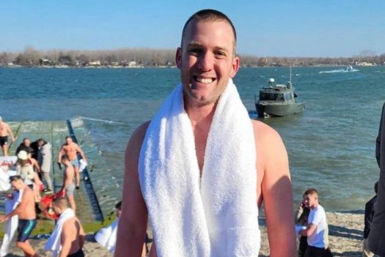 BRAVO! U plivanju za časni krst u Srbiji prvi put učestvovao zvaničnik Ambasade SAD u Beogradu! (FOTO)