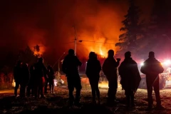 KOŠMAR KOJI SE NE ZAVRŠAVA: Ponovo gori u Žitnom Potoku! Vatrogasci u borbi sa stihijom, narod u panici zbog jezivih sećanja!