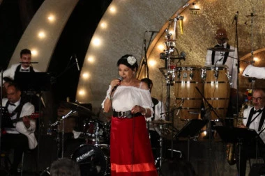 POSLEDNJI KONCERT BETI ĐORĐEVIĆ! Pred ulazak u 2026. poklonila je publici svoje pesme, a danas je nema  -TUGA! (VIDEO)