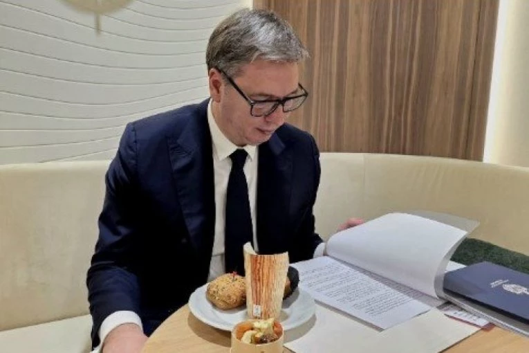 "NAPORAN DAN U DAVOSU!" Vučić napravio pauzu od brojnih sastanak, pa se našalio: "Lako je nama sendvičarima!" (FOTO)