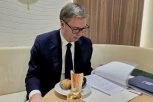 "NAPORAN DAN U DAVOSU!" Vučić napravio pauzu od brojnih sastanaka, pa se našalio: "Lako je nama sendvičarima!" (FOTO)