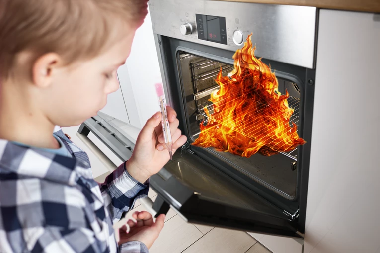 HOROR U KUĆI! Dečak (9) izazvao eksploziju - stavio toplomer u rernu, hteo majku da ubedi da je bolestan