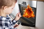 HOROR U KUĆI! Dečak (9) izazvao eksploziju - stavio toplomer u rernu, hteo majku da ubedi da je bolestan