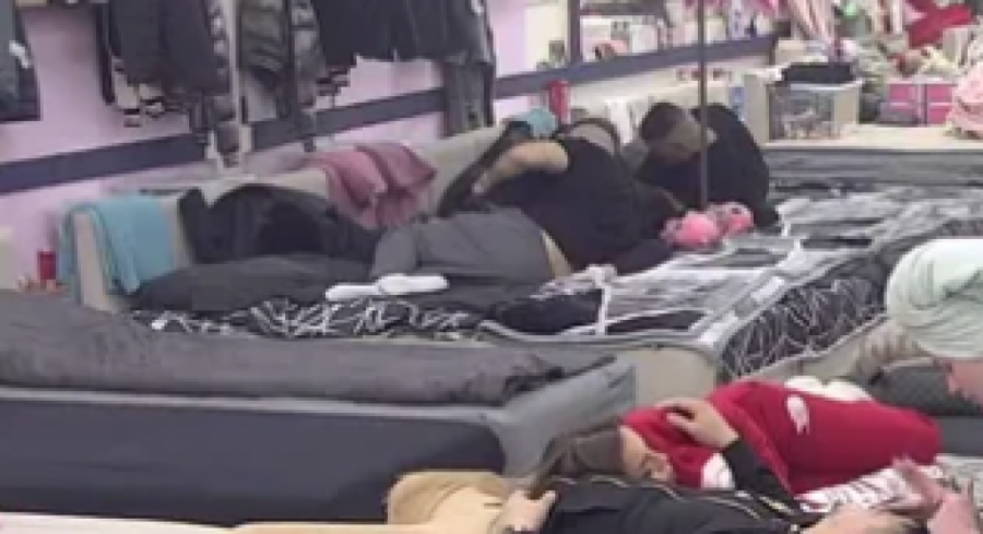 AU, ŠTA RADE OVO USRED BELA DANA?! Akcija u UDARNOM terminu, roditelji NE SMEJU da joj vide snimak!