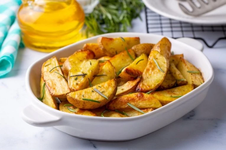 Konačno otkriven TRIK za pravljenje KROMPIRA hrskavih kao u restoranu: Nisu pečeni u rerni, a ukus je čisto savršenstvo!