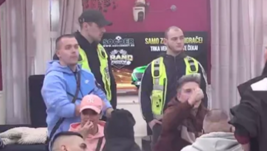 MOMENTALNI PREKID EMISIJE! Aneli Ahmić DIVLJA kao nikad, ona DOHVATILA čašu, OBEZBEĐENJE je jedva obuzdalo!