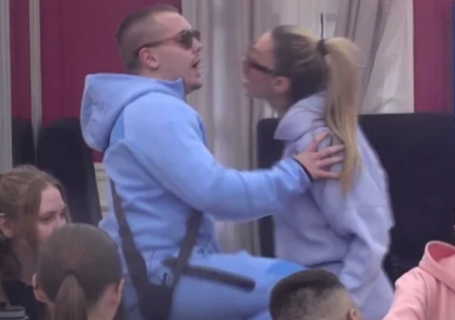 MOMENTALNI PREKID EMISIJE! Aneli Ahmić DIVLJA kao nikad, ona DOHVATILA čašu, OBEZBEĐENJE je jedva obuzdalo!