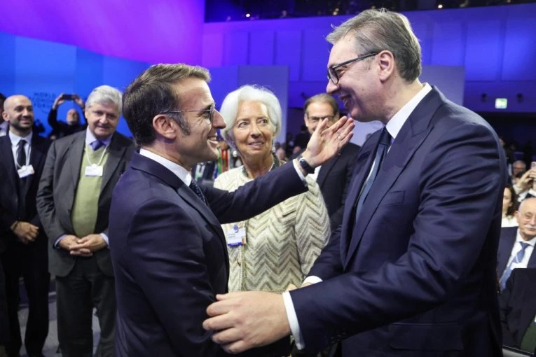 VUČIĆ SE SASTAO SA MAKRONOM U DAVOSU! Prijateljski pozdrav i razgovor o svim globalnim izazovima! (FOTO)