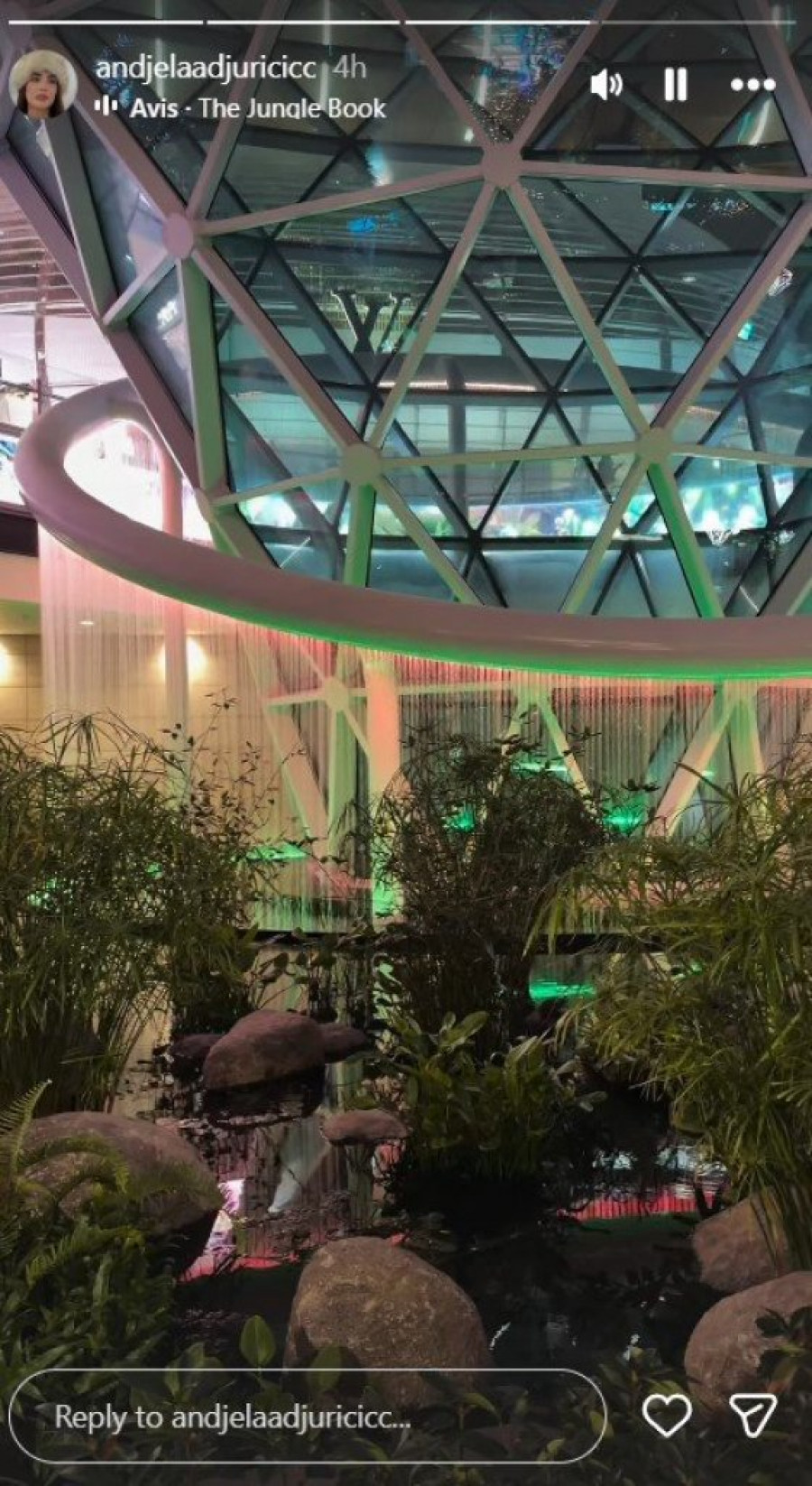 ANĐELA ĐURIČIĆ NAPUSTILA SRBIJU! Otkriveno GDE SE NALAZi nakon raskida, JEDAN DETALJ ZAPALIO MREŽE! (GALERIJA)