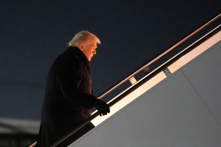 BIĆE OVO DUG DAN: Tramp kasni TRI SATA u Davos na istorijski govor! Da li će najaviti invaziju na Grenland i kraj rata u Ukrajini?