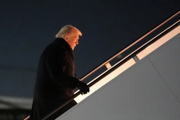 BIĆE OVO DUG DAN: Tramp kasni TRI SATA u Davos na istorijski govor! Da li će najaviti invaziju na Grenland i kraj rata u Ukrajini?