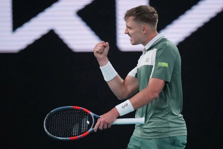 KOME ĆE PREKID VIŠE ZNAČITI? Kiša je prestala - Međedović i de Minor ponovo na terenu!