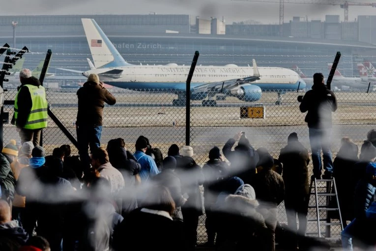 POČEO HAOS U DAVOSU: Tramp sleteo u Švajcarsku demonstranti ZAPALILI AMERIČKU ZASTAVU i istakli ovu parolu! (VIDEO)