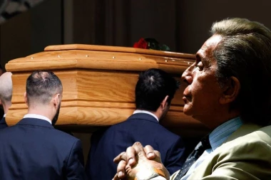 RIM SE OPRAŠTA OD VALENTINA! Izložen kovčeg slavnog kreatora!