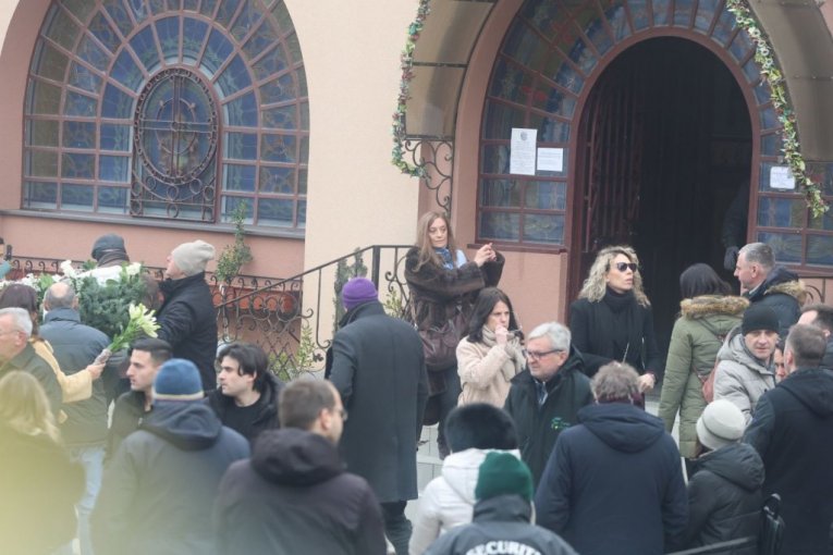 Marina Rajević Savić snima kovčeg s telom Mike Aleksića na sahrani