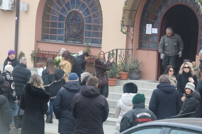 Marina Rajević Savić snima kovčeg s telom Mike Aleksića na sahrani