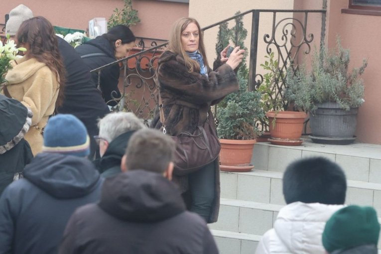 Marina Rajević Savić snima kovčeg s telom Mike Aleksića na sahrani